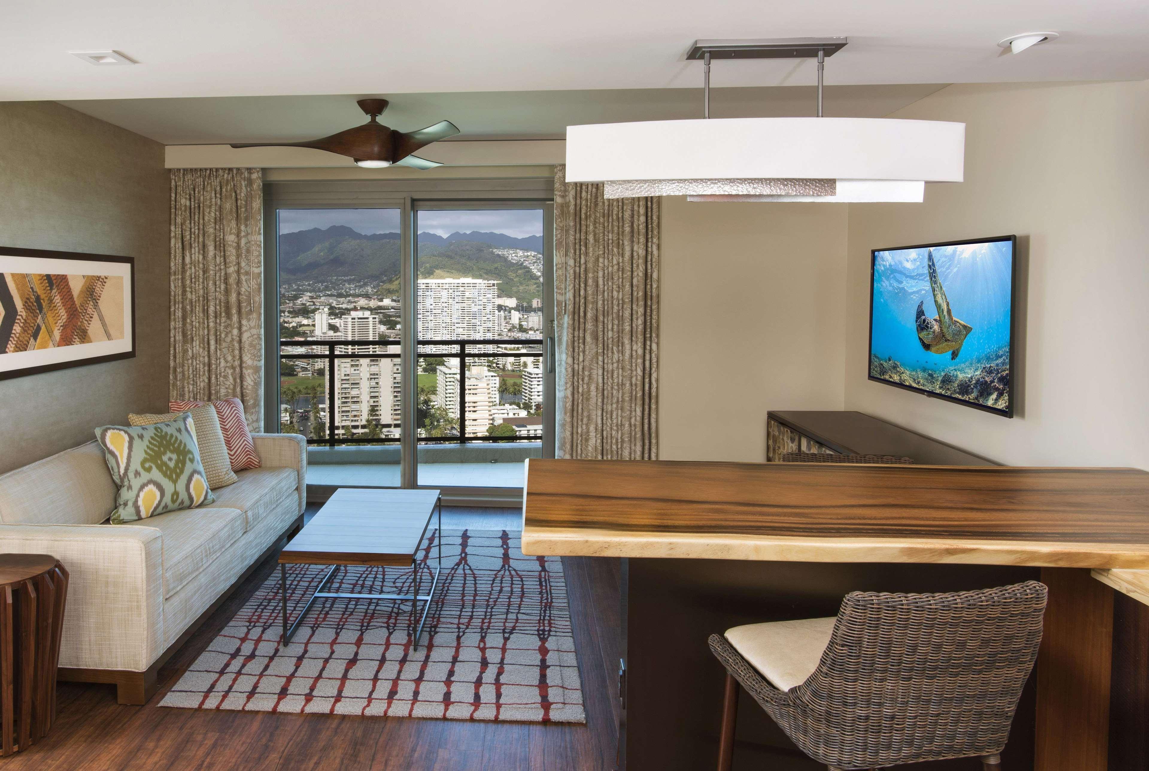 Отель Hilton Grand Vacation Club The Grand Islander Waikiki Гонолулу Экстерьер фото